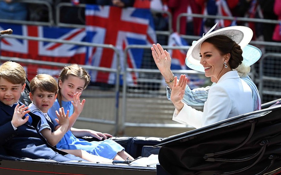 王室孩子们出来了！英国女王登基庆典