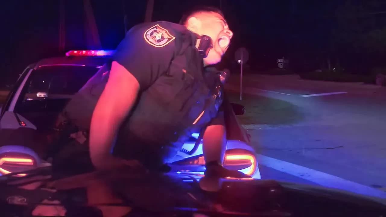 酒驾司机撞上交警！人被夹两车中间，令人揪心